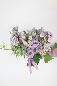 Ramo de novia personalizado con lilas y azul celeste en boda inspirada en Monet