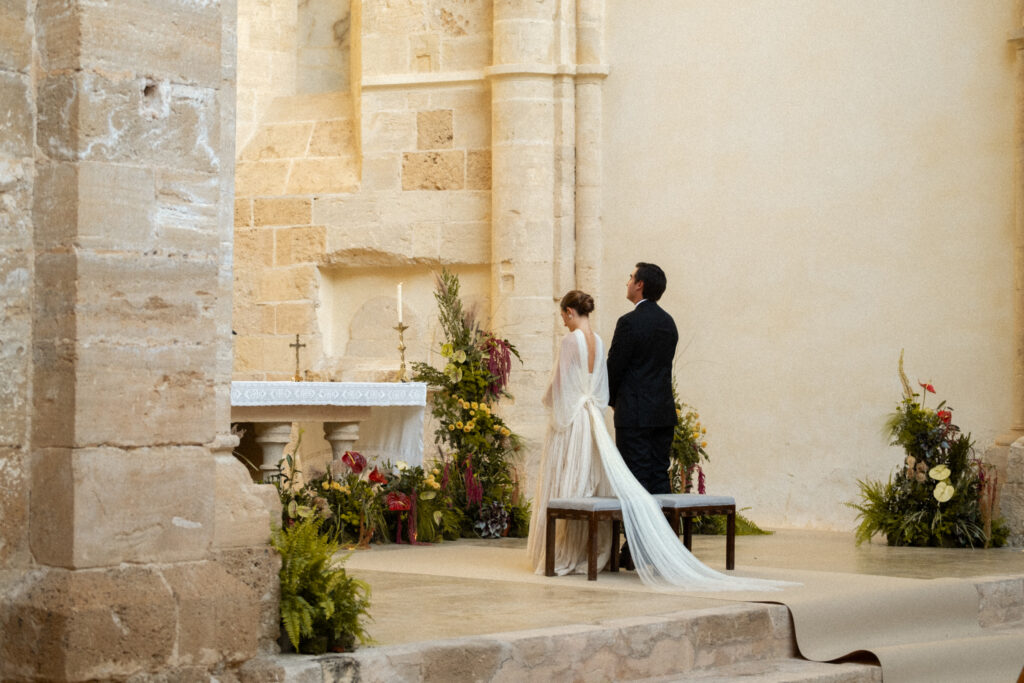 Pieza protagonista floral para ceremonia: estructura orgánica y lectura editorial