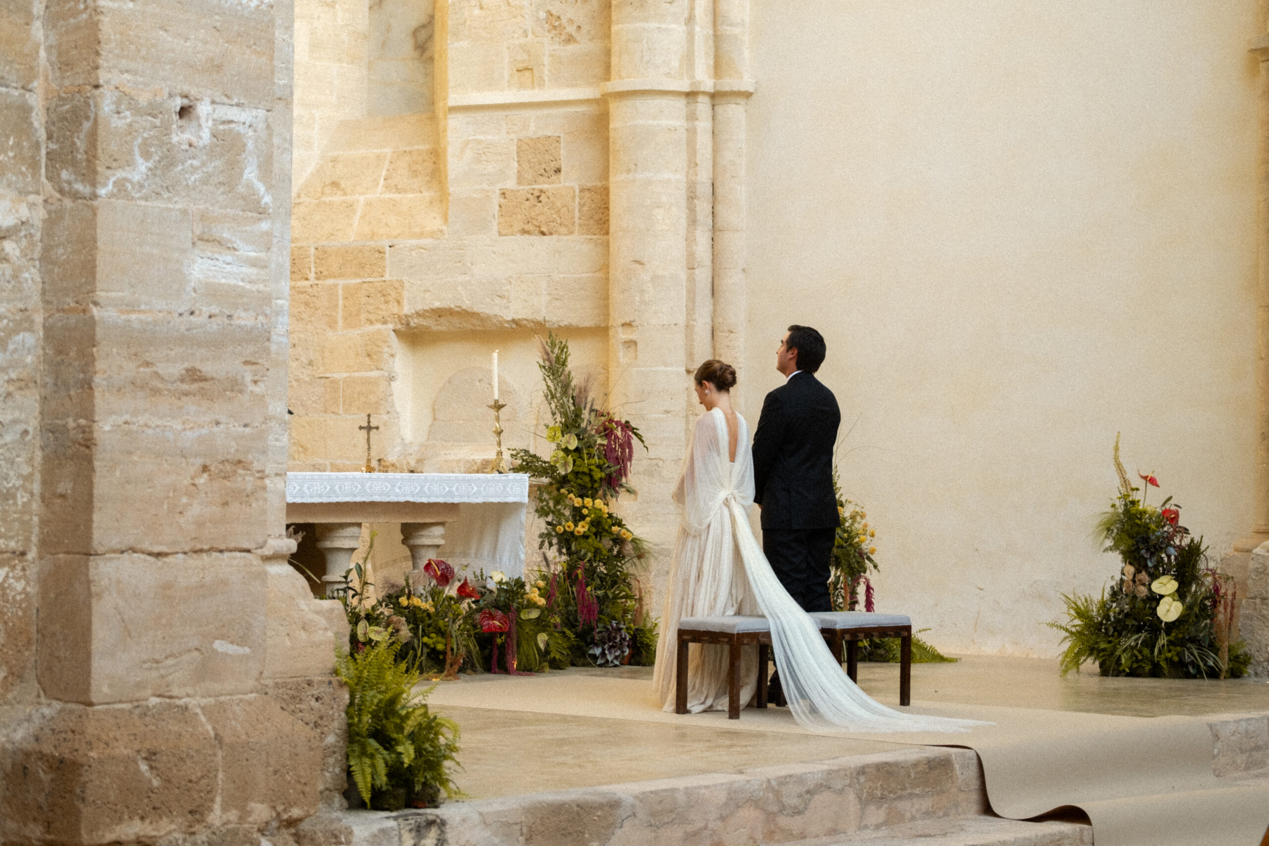 Pieza protagonista floral para ceremonia: estructura orgánica y lectura editorial