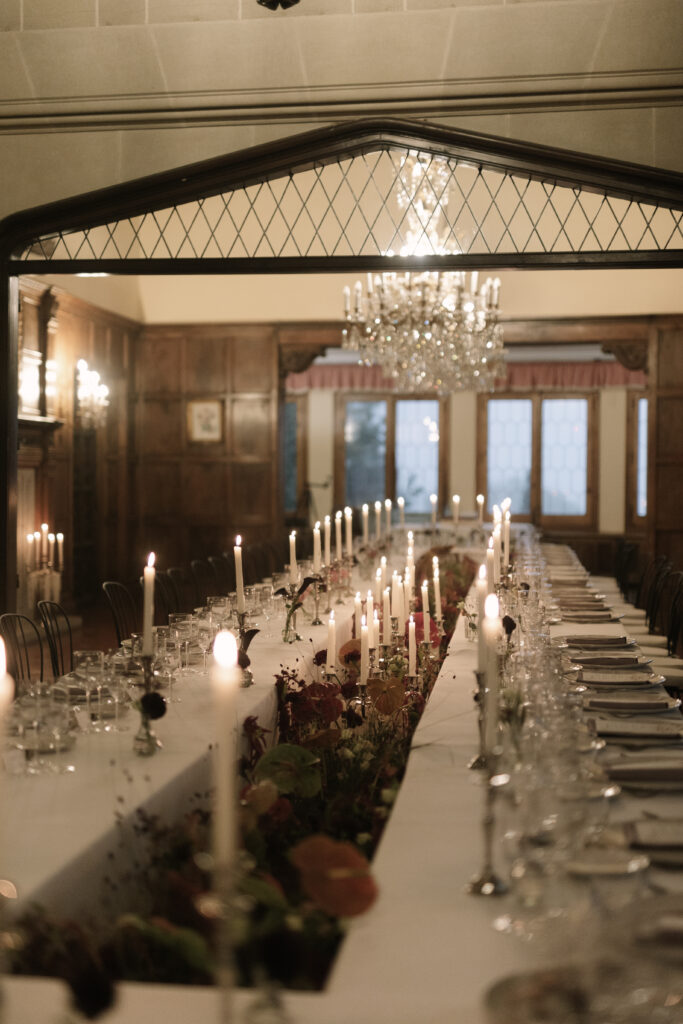 Dirección estética floral: proporción y escala en ceremonia de boda destino