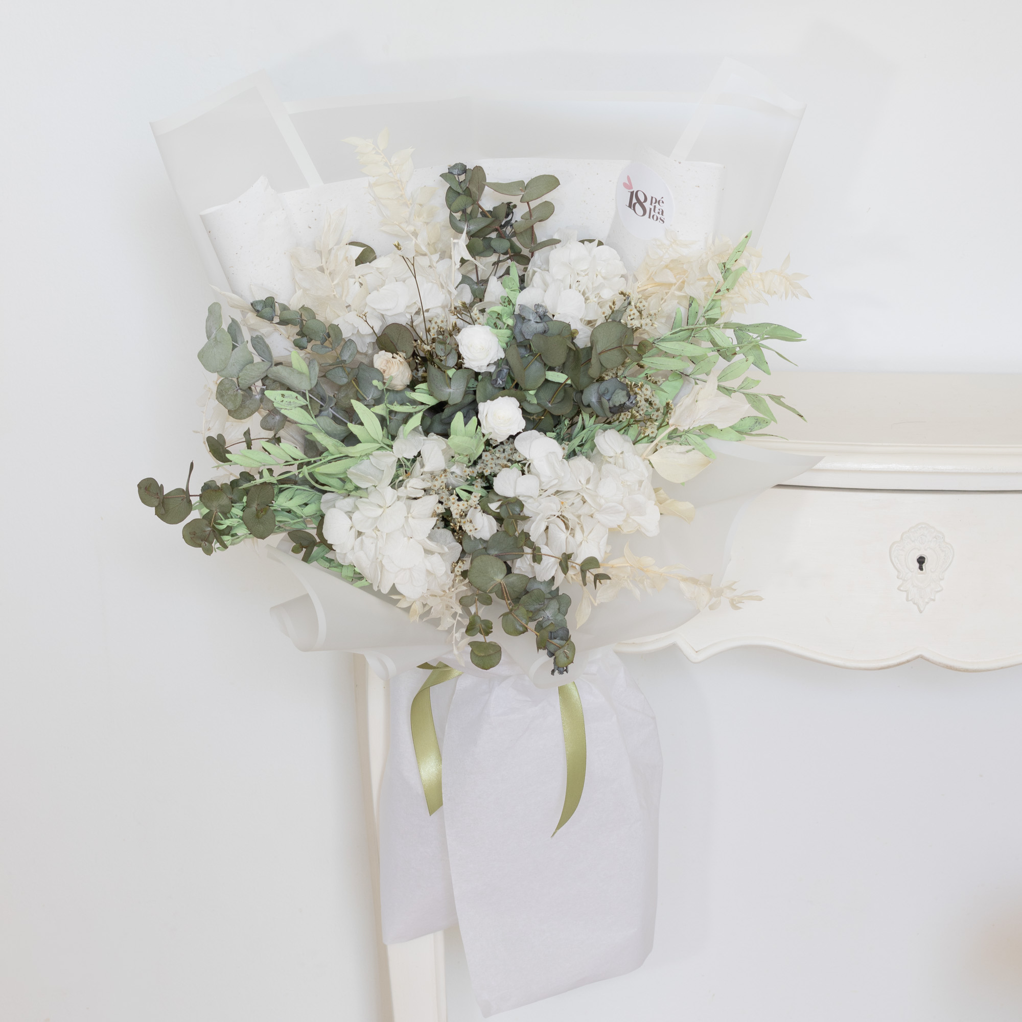 Ramo premium de hortensias blancas y rosas spray preservadas con follaje verde