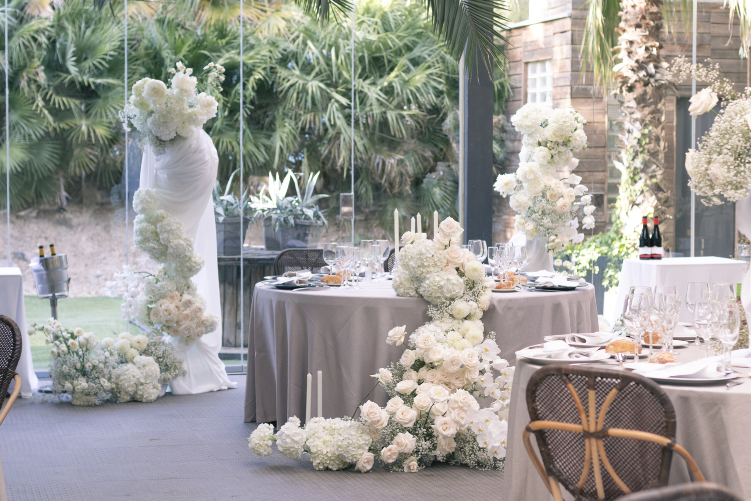 Dirección estética floral para boda de lujo por 18 Pétalos: instalación floral con rosas, hortensias y follaje en paleta cruda y verde