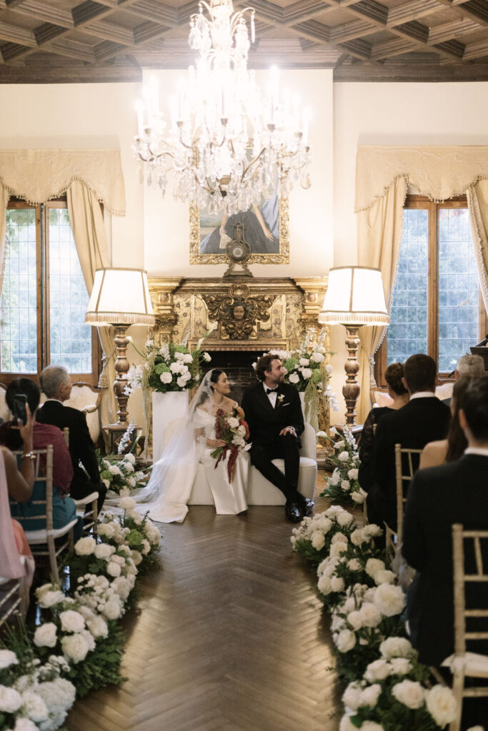 Diseño floral integral para boda de lujo por 18 Pétalos: visión de conjunto de la decoración floral de ceremonia y mesa nupcial
