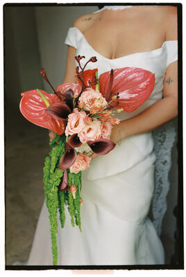 Ramo de novia de diseño para boda de lujo: rosas y flores de temporada por 18 Pétalos.Ramo novia rojo